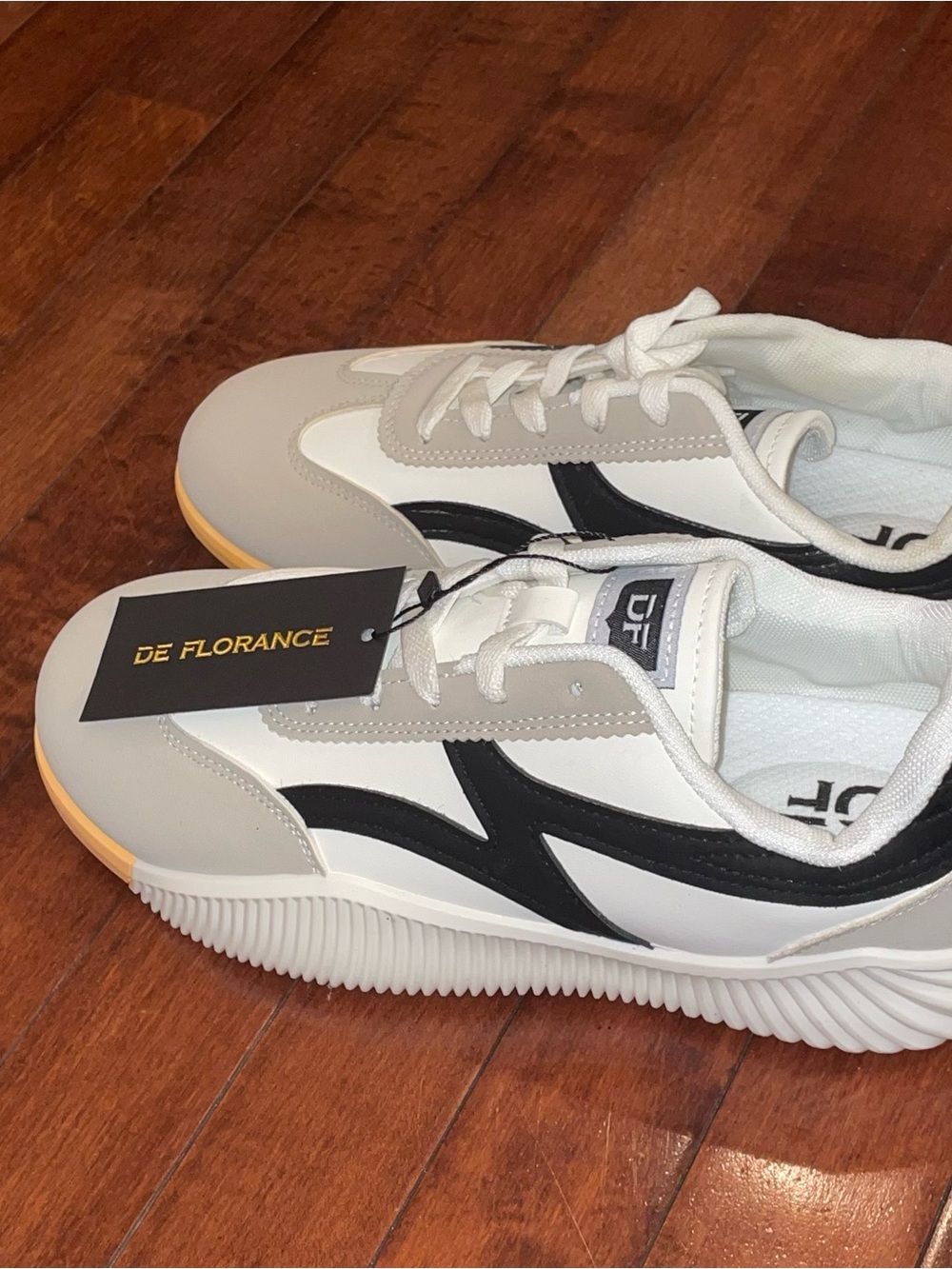 De Florence Women’s White and Black Wide Toebox Sneakers- 10M